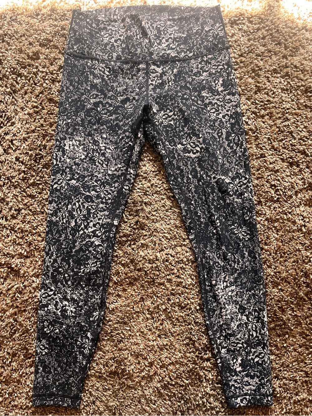 lululemon athletica Black and White Floral-Print Leggings - Picture 4 of 4